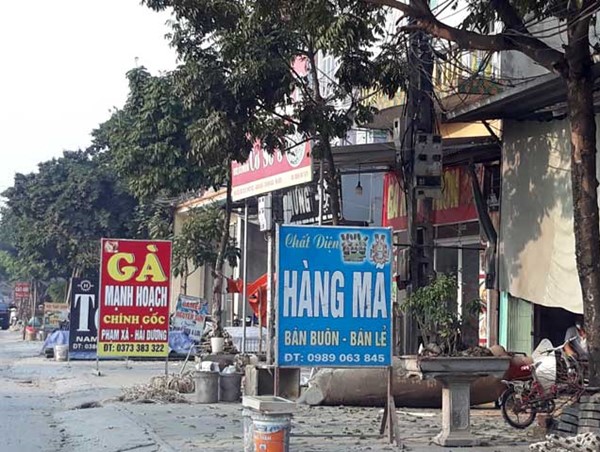 Huyện Thanh Oai: Vỉa hè phố Vác bị chiếm dụng đẩy người đi bộ xuống lòng đường