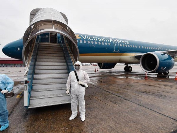 Vietnam Airlines khử trùng tàu bay tuyến quốc tế về Việt Nam