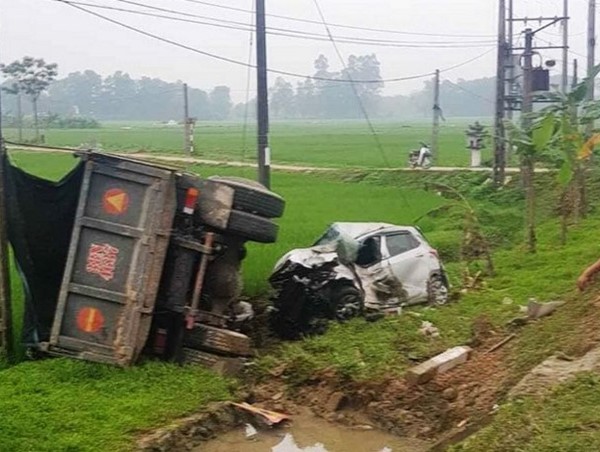 Xe tải đâm ô tô con nát đầu, tài xế nguy kịch