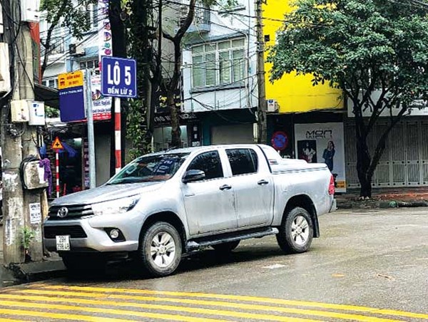 [Điểm nóng giao thông] Ô tô, xe máy dừng đỗ dưới lòng đường Đền Lừ 2