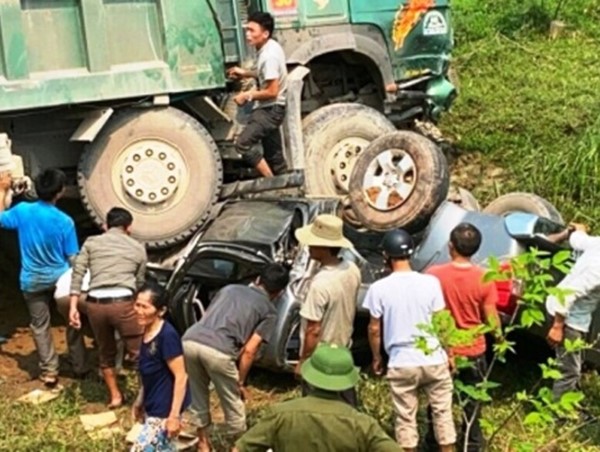 Người dân giải cứu kịp thời 3 người nguy kịch mắc kẹt trong ca bin xe bán tải