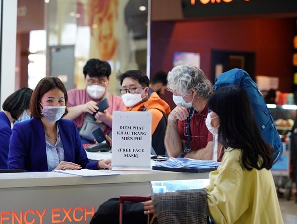 Yêu cầu khách quốc tế đeo khẩu trang khi nhập cảnh vào Việt Nam
