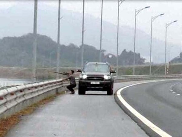 Triệu tập tài xế dừng xe bắn chim trên cao tốc Hạ Long - Hải Phòng