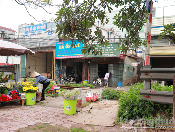 Người dân tự tháo rào chắn, mở đường ngang dân sinh qua đường sắt