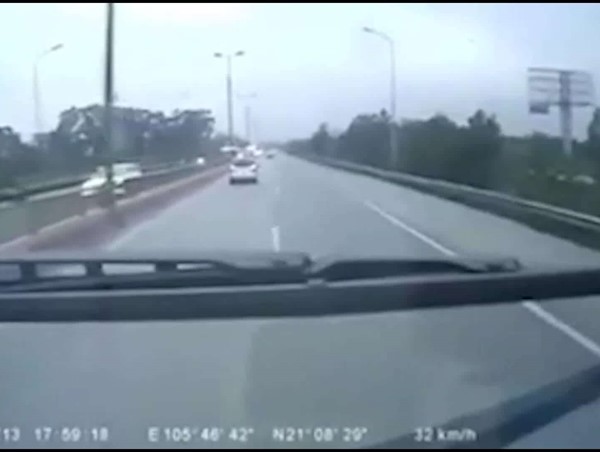 Video: Hãi hùng cảnh bé trai bất ngờ băng qua đường cao tốc