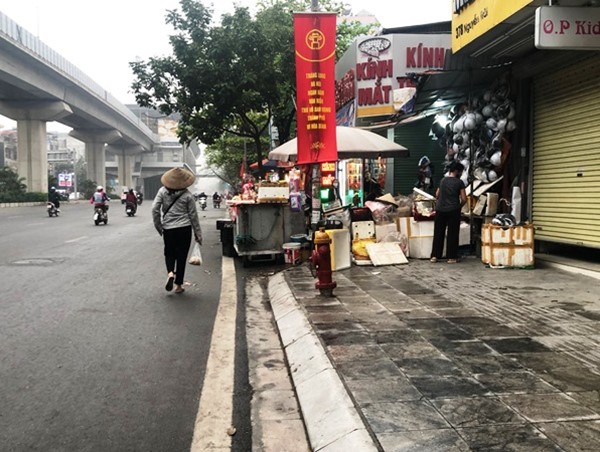 Đường Nguyễn Trãi: Hàng quán đẩy người đi bộ xuống lòng đường