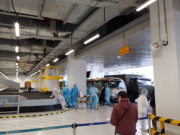 Câu chuyện lay động lòng người Việt trên chuyến bay cuối cùng rời khỏi châu Âu