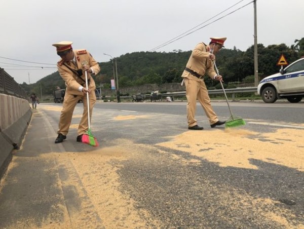 Giúp tài xế thu gom 4 tấn đỗ tương rơi ra đường