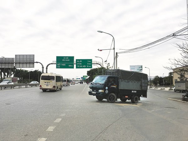 [Điểm nóng giao thông] Vẫn chưa có giải pháp cho nút giao “nghịch” tại Long Biên