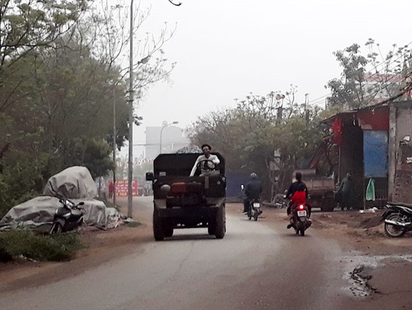 Bãi vật liệu xây dựng tiềm ẩn nguy cơ mất an toàn giao thông