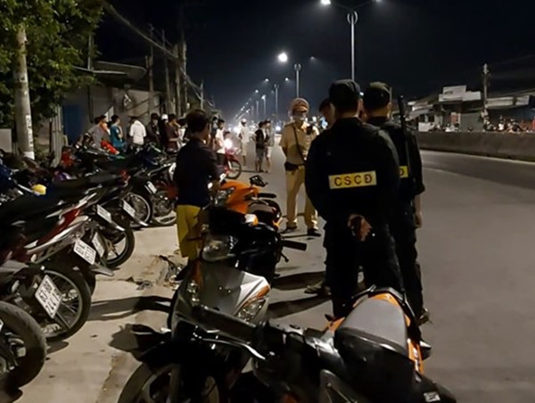 Hàng chục thanh niên tụ tập đua xe trái phép trên Quốc lộ 1