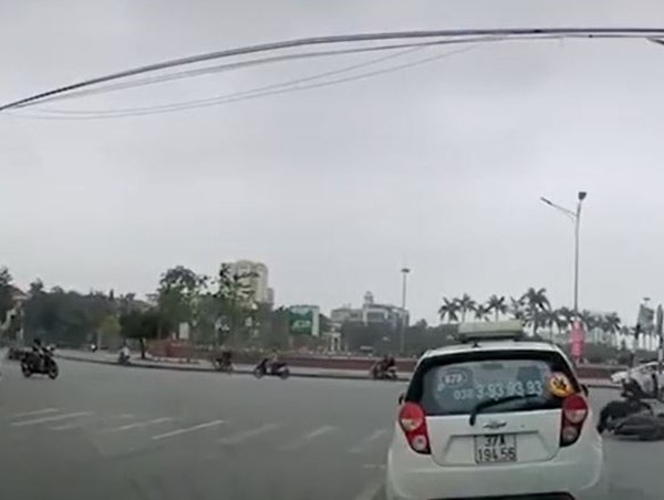 2 thanh niên không đội mũ bảo hiểm tự gây tai nạn