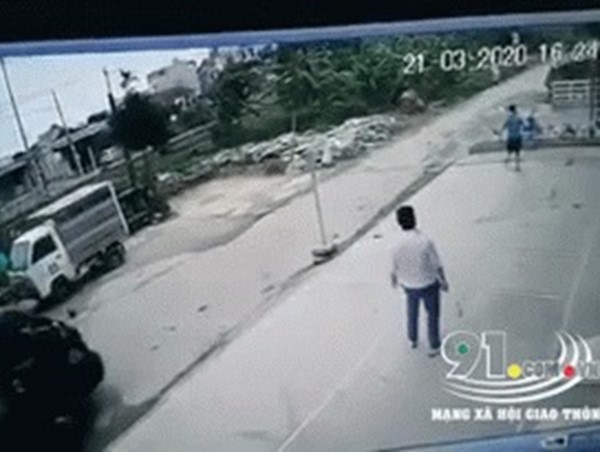 Nữ tài xế tập lái lao thẳng xe vào cậu bé đang chơi bên đường