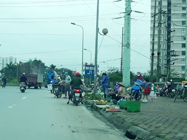 [Bạn đọc viết] Chợ cóc gây mất an toàn giao thông trên đường Tố Hữu