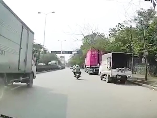 Cây khô bật gốc, đổ trúng 2 người đi xe máy ở Hà Nội