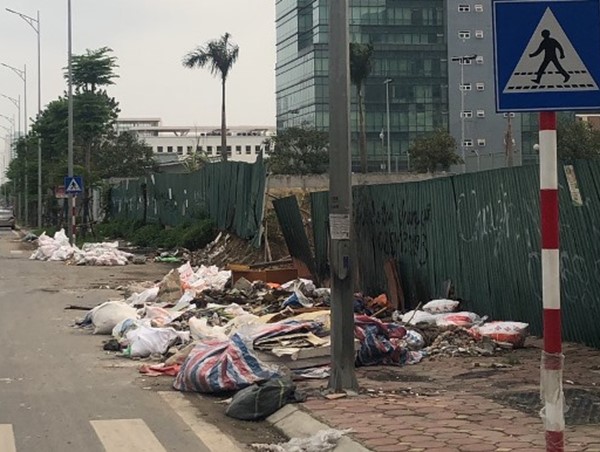 Công an quận Tây Hồ nói gì về bãi rác tự phát trên đường Nguyễn Văn Huyên kéo dài?