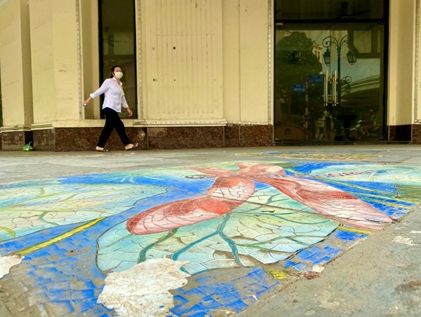 [Ảnh] Hà Nội: Nắp cống, hố ga được thay “áo mới” thành tác phẩm nghệ thuật