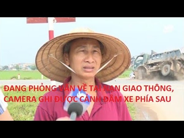 Đang phỏng vấn về tai nạn, camera quay được cảnh xe tải đâm xe con