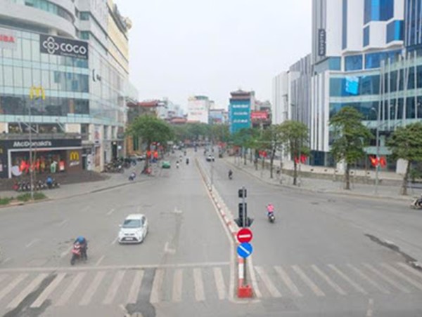 [Video] Đường phố Hà Nội vắng vẻ, giao thông tĩnh lặng mùa dịch Covid-19