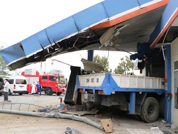 Xe tải đâm đổ cây xăng khiến 5 người thương vong