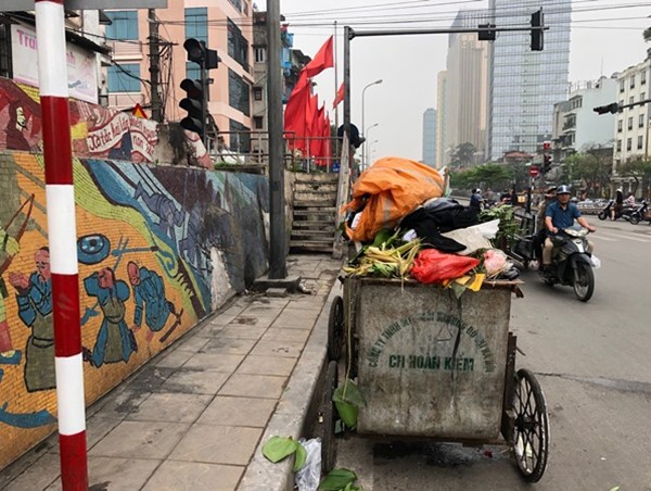 Điểm tập kết rác gây cản trở giao thông tại nút giao Trần Quang Khải - Hàm Tử Quan