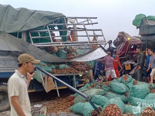 2 người tử vong sau cú đấu đầu của xe tải