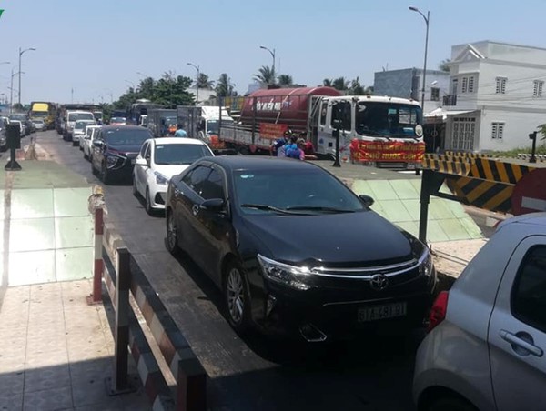 Nhiều chủ phương tiện không mua vé qua trạm BOT Rạch Miễu gây ùn tắc