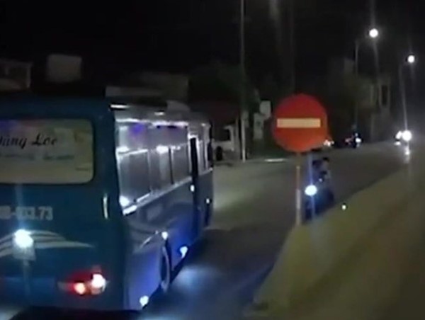 Xử phạt tài xế chở công nhân đi ngược chiều trên Quốc lộ 1A