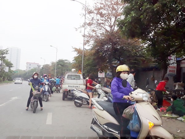 Chợ tạm trên đường Lê Trọng Tấn gây mất an toàn giao thông