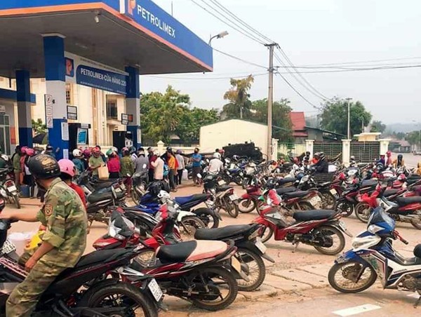 Người dân đổ xô đi mua xăng dầu tích trữ: Bộ Công Thương nói gì?