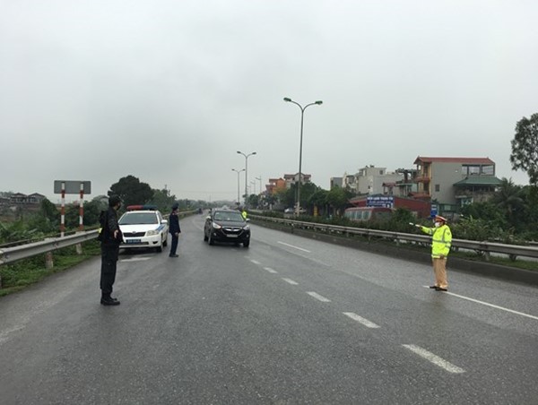 Hà Nội: Xử phạt 2 xe chở khách trong ngày đầu cách ly toàn xã hội