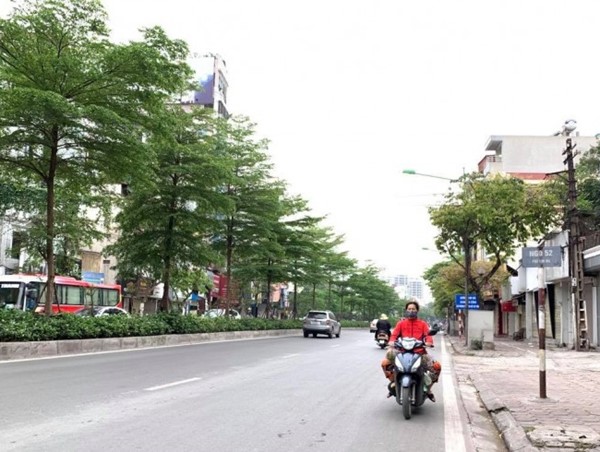 Nhiều người ra đường không đội mũ bảo hiểm, cố tình đi ngược chiều