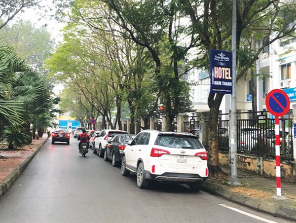 [Điểm nóng giao thông] Đỗ xe ngay dưới biển cấm trong Khu đô thị Mễ Trì Hạ