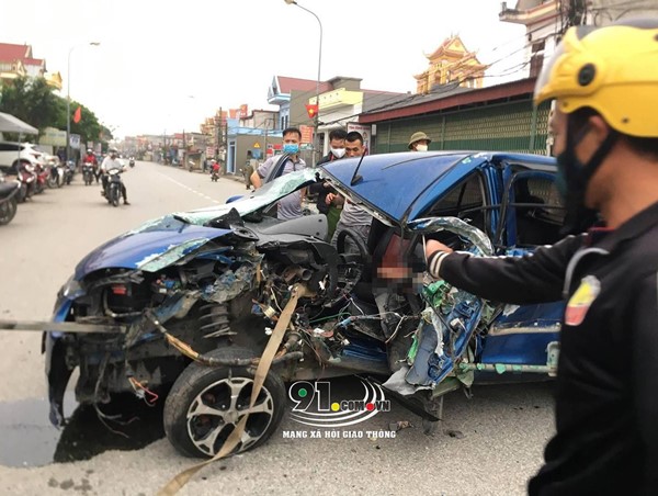 Ô tô biến dạng sau va chạm giao thông, 3 người bị thương