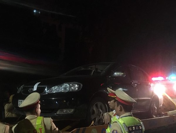 Nam giáo viên uống rượu say rồi lái xe ô tô đi trái đường