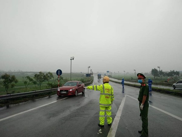 Tại 30 chốt kiểm tra cách ly xã hội: Nỗ lực không để lọt bất kỳ nghi vấn nào