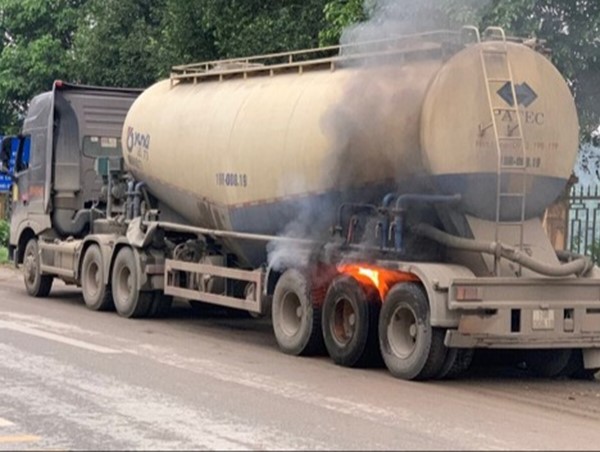 Hà Nội: Chốt kiểm soát phòng dịch kịp thời dập tắt xe bồn chở hóa chất bốc cháy