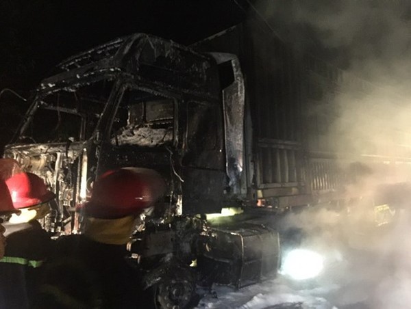 Xe container cháy rụi khi đang lưu thông trên cầu