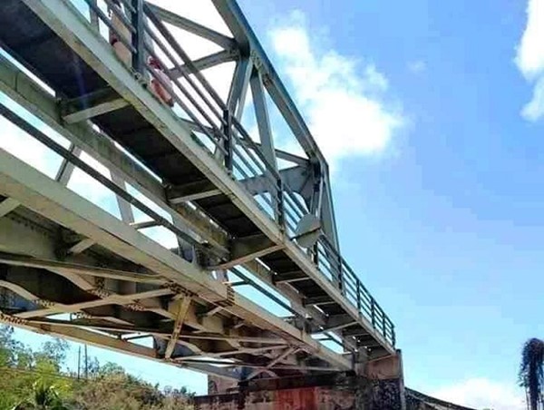 2 nữ sinh mải mê chụp ảnh lúc tàu chạy, bị cuốn vào tử vong