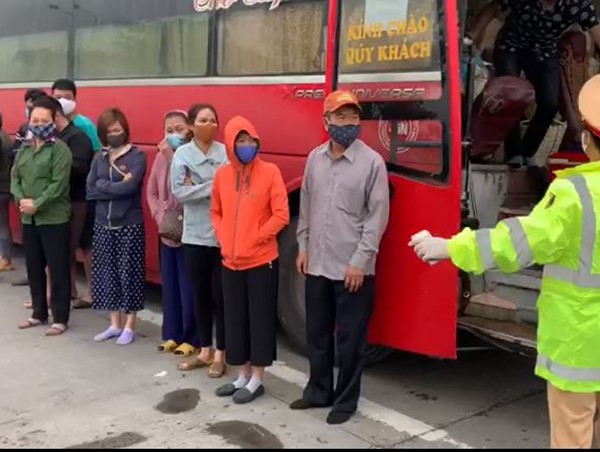 Phát hiện xe khách chở 30 người vào Hà Nội trong thời gian cách ly xã hội