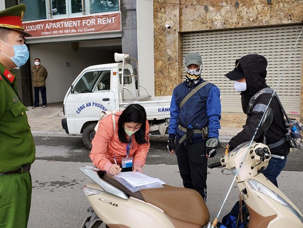 Hà Nội: 3 người đầu tiên bị xử phạt vì ra đường không có lý do cần thiết