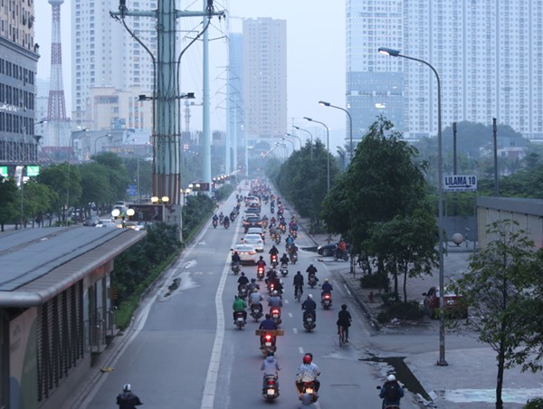 [Ảnh] Hà Nội: Ngày thứ 7 thực hiện cách ly xã hội, dòng người bất ngờ đổ xô ra đường