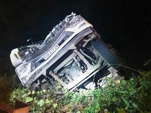 Xe tải chở rau rơi xuống vực đèo Bảo Lộc, tài xế nguy kịch