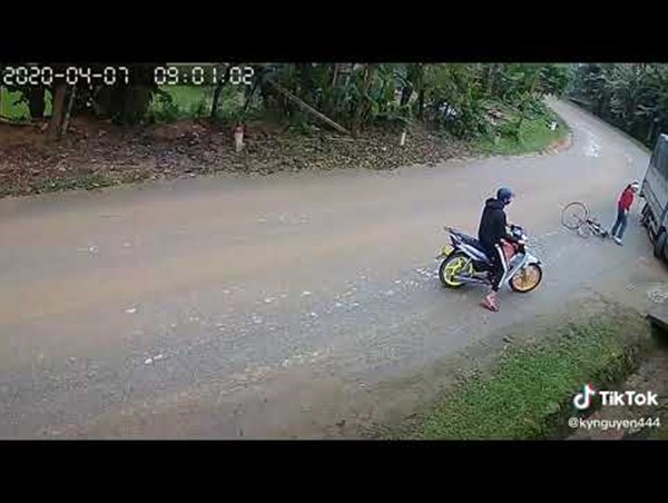 Xe tải vào cua ẩu suýt cướp mạng sống của người phụ nữ đi xe đạp