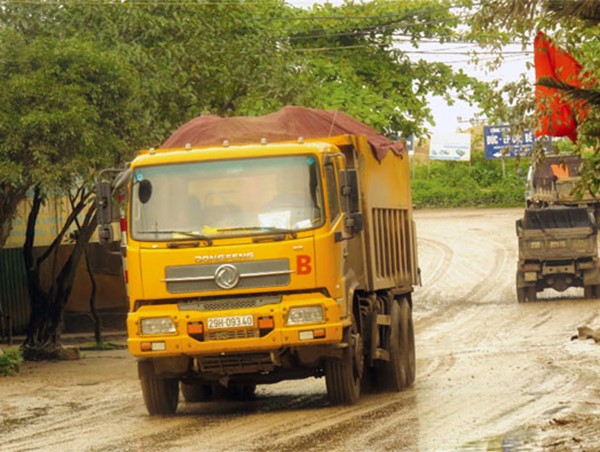 Thị trấn Phú Minh, huyện Phú Xuyên: Bất an vì xe ô tô quá tải hoành hành