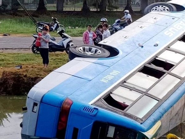 Chở 22 công nhân đi làm, xe khách lao thẳng xuống ao