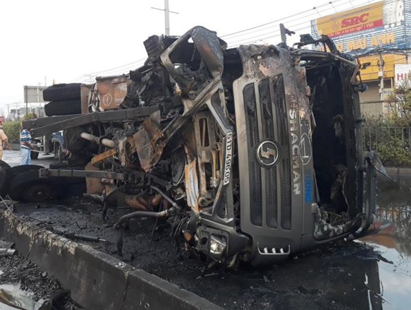 Xe ben bốc cháy dữ dội sau khi đâm vào dải phân cách