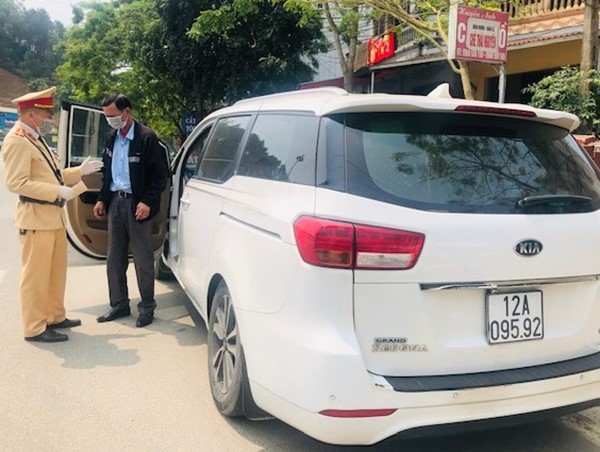 Tài xế 2 lần bị phạt vì chở khách trong thời gian cách ly xã hội