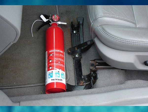 Bộ Công an đề xuất bỏ quy định ô tô 4 chỗ phải lắp bình chữa cháy