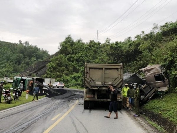 Xe đầu kéo đâm xe tải khiến 2 người nhập viện